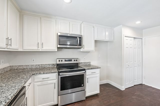 402 W Springdale Lane, Grand Prairie, TX 75052