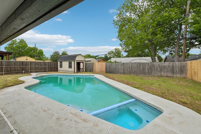 402 W Springdale Lane, Grand Prairie, TX 75052