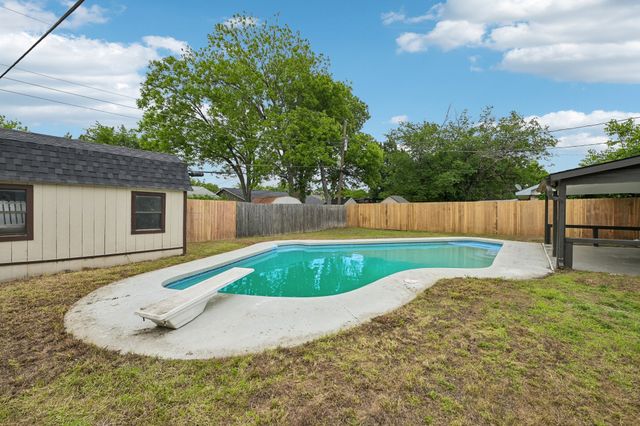 402 W Springdale Lane, Grand Prairie, TX 75052