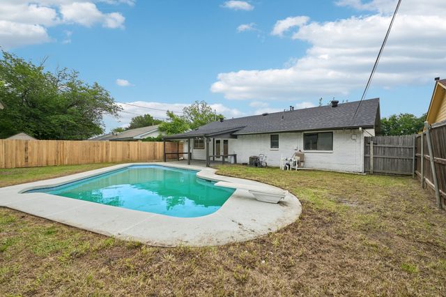 402 W Springdale Lane, Grand Prairie, TX 75052