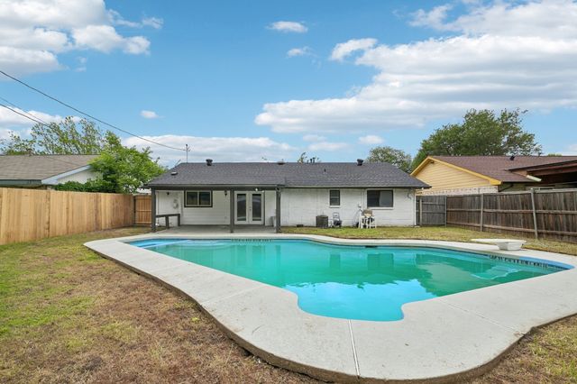 402 W Springdale Lane, Grand Prairie, TX 75052