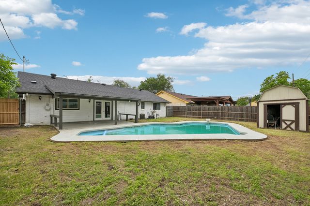 402 W Springdale Lane, Grand Prairie, TX 75052