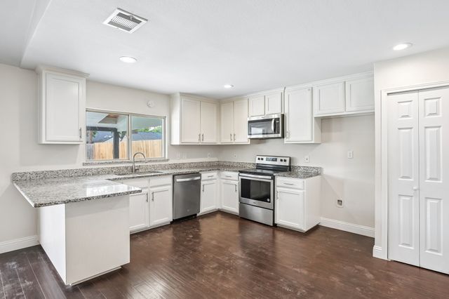 402 W Springdale Lane, Grand Prairie, TX 75052