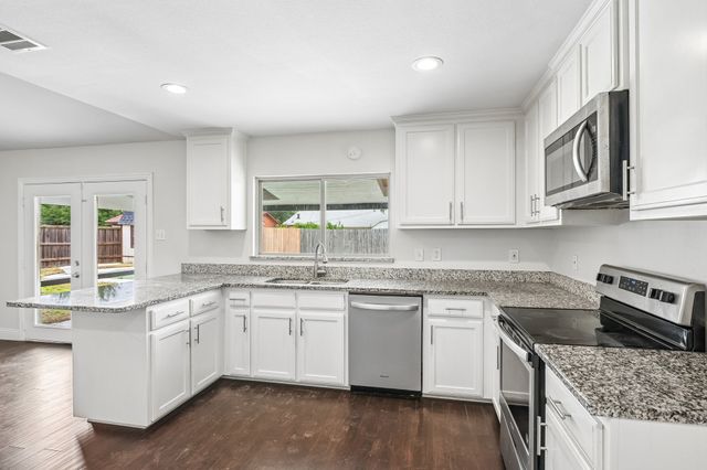 402 W Springdale Lane, Grand Prairie, TX 75052