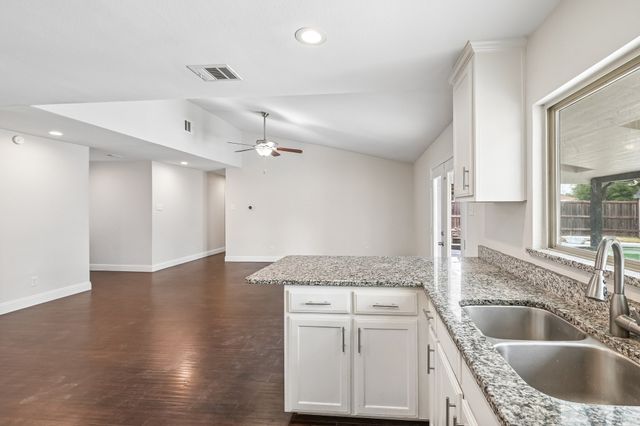 402 W Springdale Lane, Grand Prairie, TX 75052