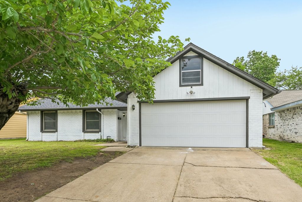 402 W Springdale Lane, Grand Prairie, TX 75052