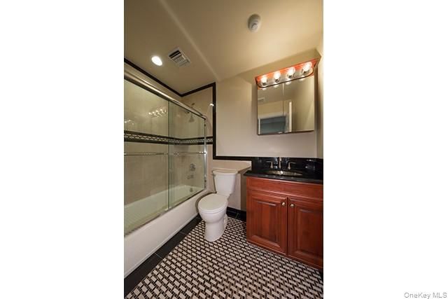 405 Townhouse Drive 405, Coram, NY 11727