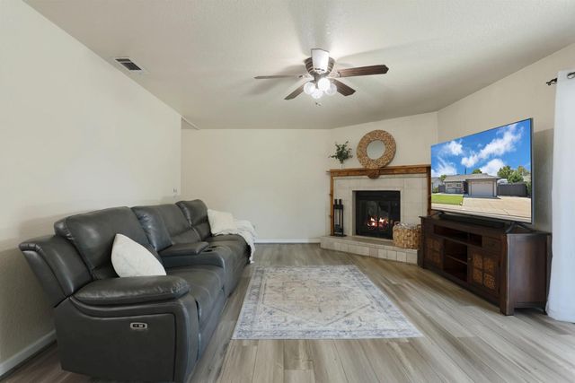 822 Buchanon Ln, Manteca, CA 95336