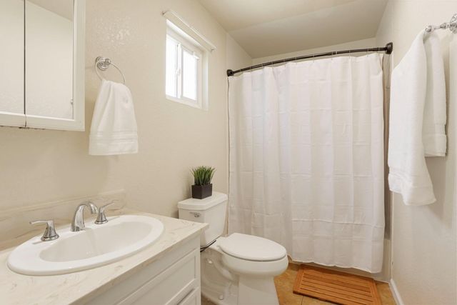 822 Buchanon Ln, Manteca, CA 95336