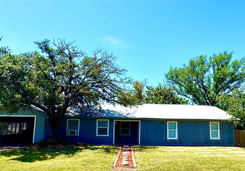 704 W Brazos Street, Groesbeck, TX 76642