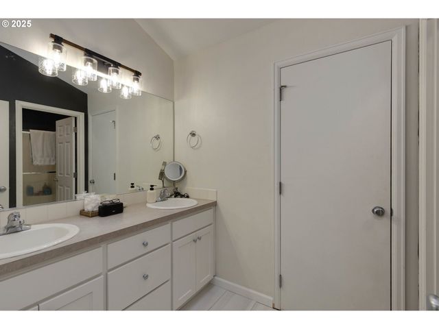 400 Sw 14TH Ct, Canby, OR 97013