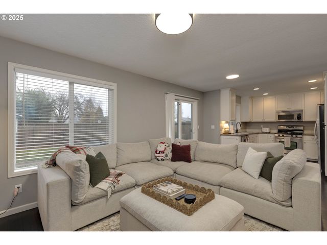 400 Sw 14TH Ct, Canby, OR 97013