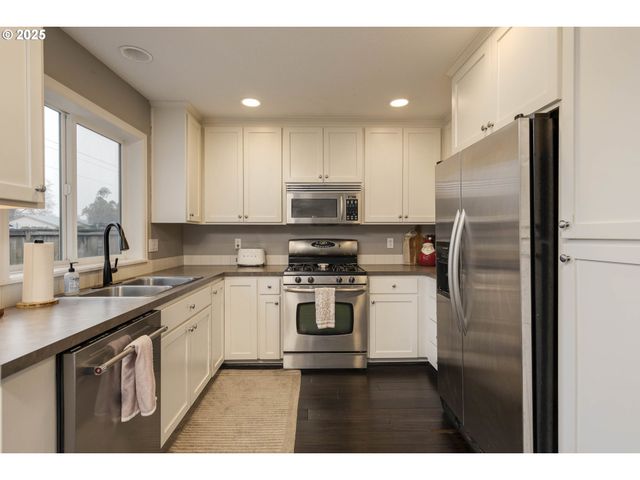 400 Sw 14TH Ct, Canby, OR 97013