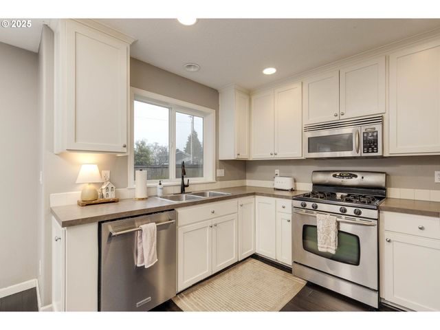 400 Sw 14TH Ct, Canby, OR 97013