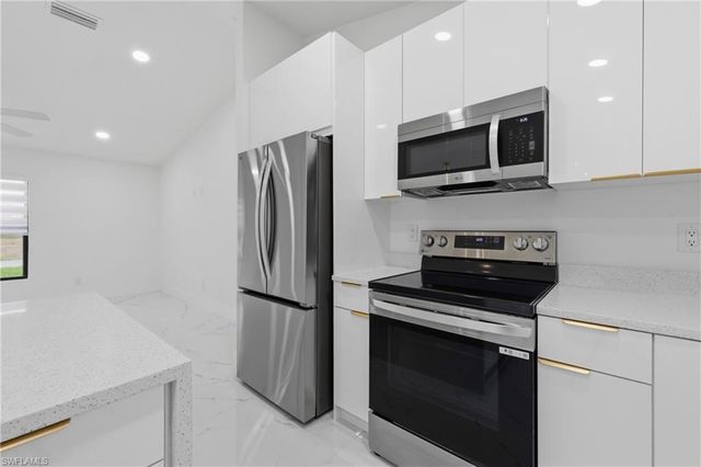 924 NE 20th ST, Cape Coral, FL 33909
