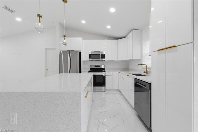 924 NE 20th ST, Cape Coral, FL 33909