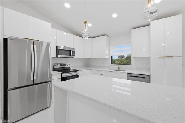 924 NE 20th ST, Cape Coral, FL 33909