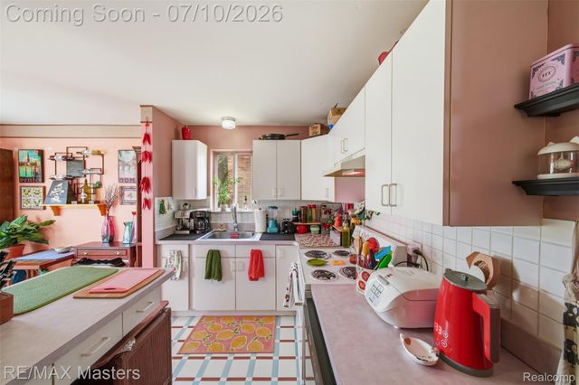 29606 Hoover Road 606, Warren, MI 48093