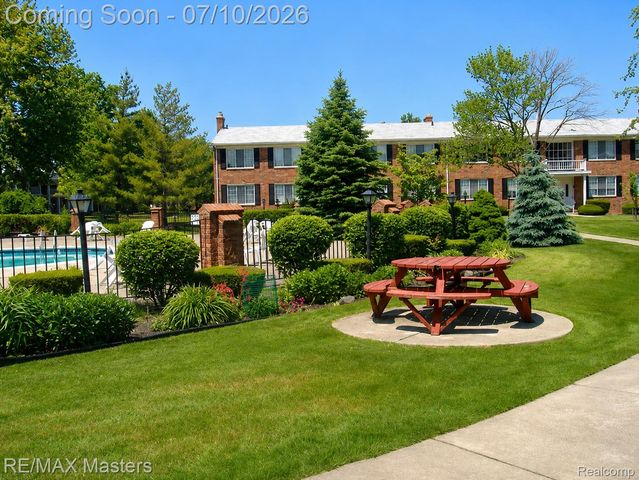 29606 Hoover Road 606, Warren, MI 48093