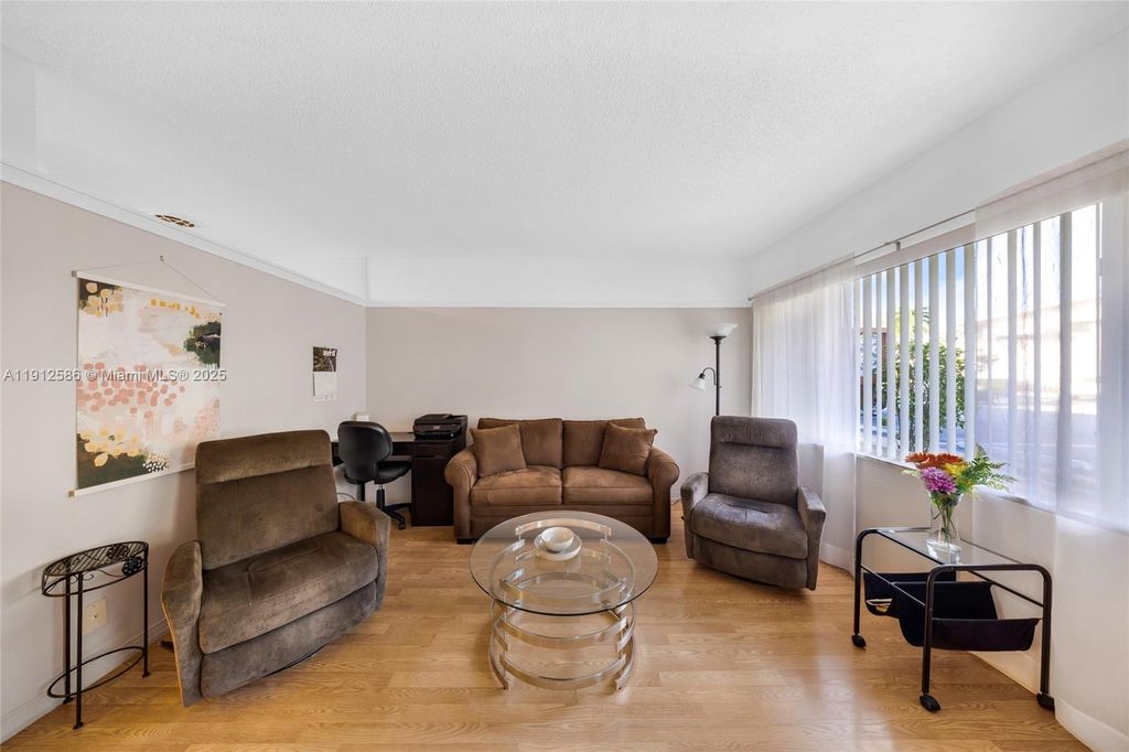 900 SW 10th Ter 8S, Hallandale Beach, FL 33009