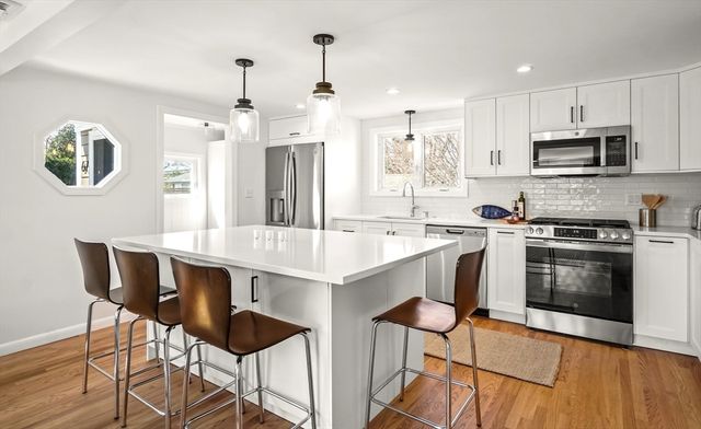 67 Montgomery Rd, Swansea, MA 02777