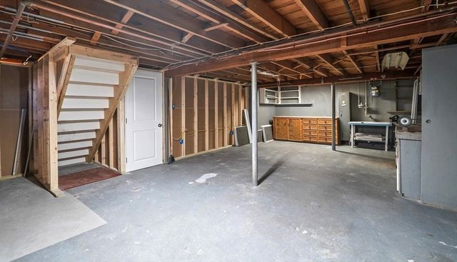67 Montgomery Rd, Swansea, MA 02777