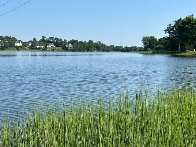 67 Montgomery Rd, Swansea, MA 02777