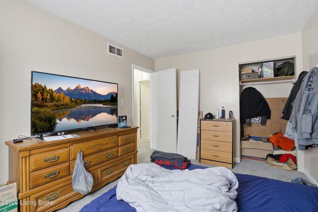 5012 Abbydale Ct, Louisville, KY 40229