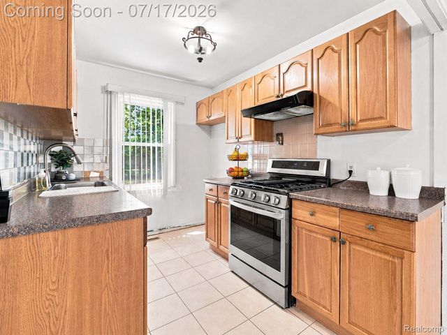 10401 Albany Street, Oak Park, MI 48237