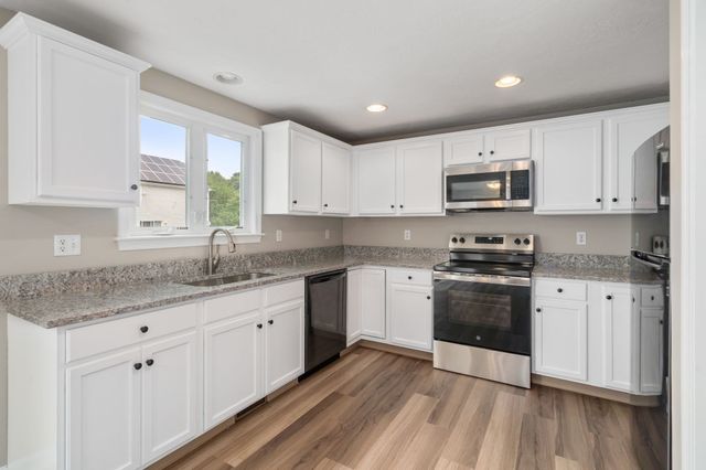 28 Harriet Thayer Dr 28, Attleboro, MA 02703