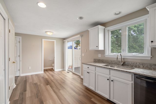 28 Harriet Thayer Dr 28, Attleboro, MA 02703