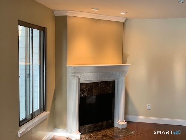 16 Greenbriar Drive E, Farmington, CT 06032