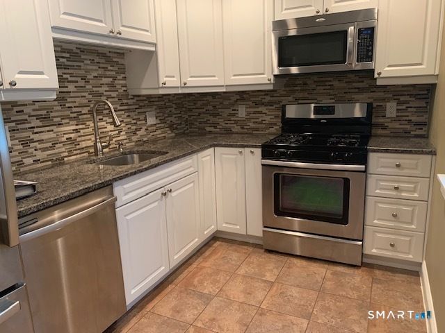 16 Greenbriar Drive E, Farmington, CT 06032