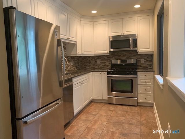 16 Greenbriar Drive E, Farmington, CT 06032