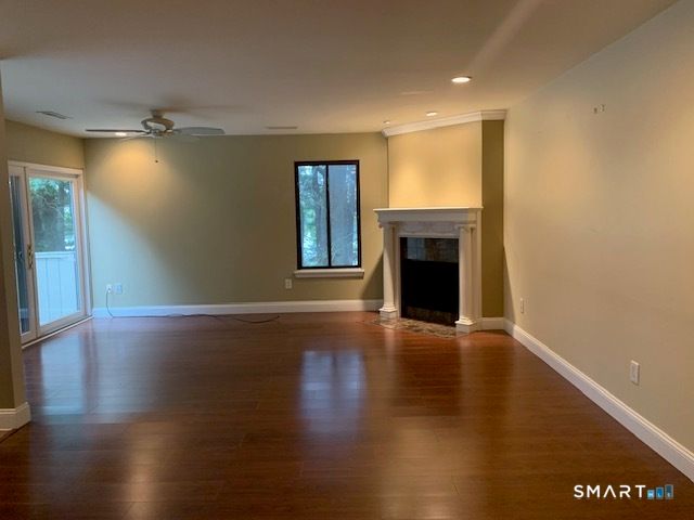 16 Greenbriar Drive E, Farmington, CT 06032