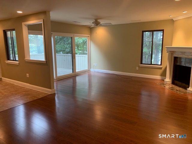 16 Greenbriar Drive E, Farmington, CT 06032