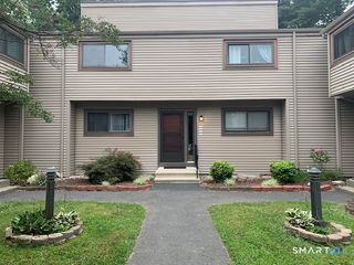 16 Greenbriar Drive E, Farmington, CT 06032