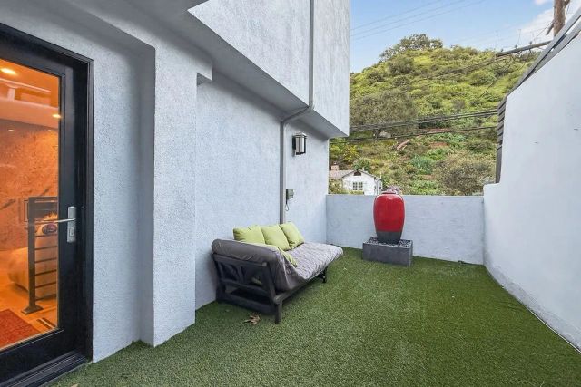 1655 N Beverly Glen, Los Angeles, CA 90077