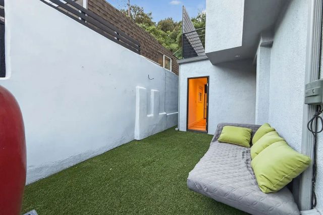 1655 N Beverly Glen, Los Angeles, CA 90077