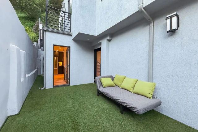 1655 N Beverly Glen, Los Angeles, CA 90077