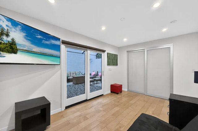 1655 N Beverly Glen, Los Angeles, CA 90077