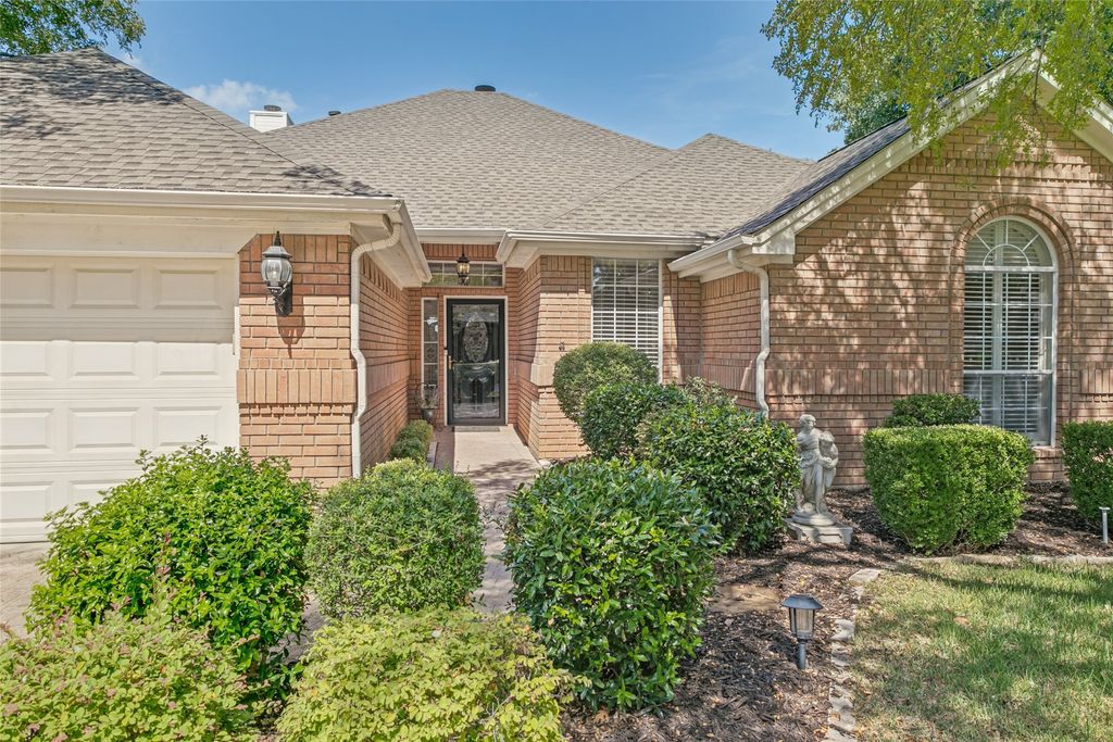 2605 Bent Tree Drive, Hurst, TX 76054 — photo 2