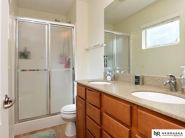 815 Edgewater Circle, Papillion, NE 68046
