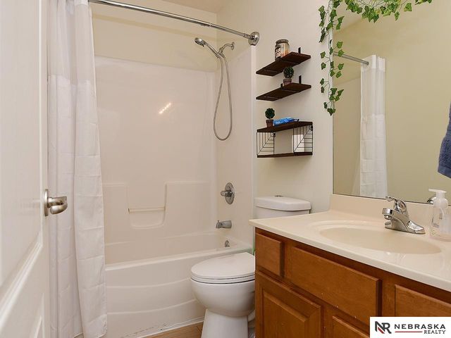 815 Edgewater Circle, Papillion, NE 68046