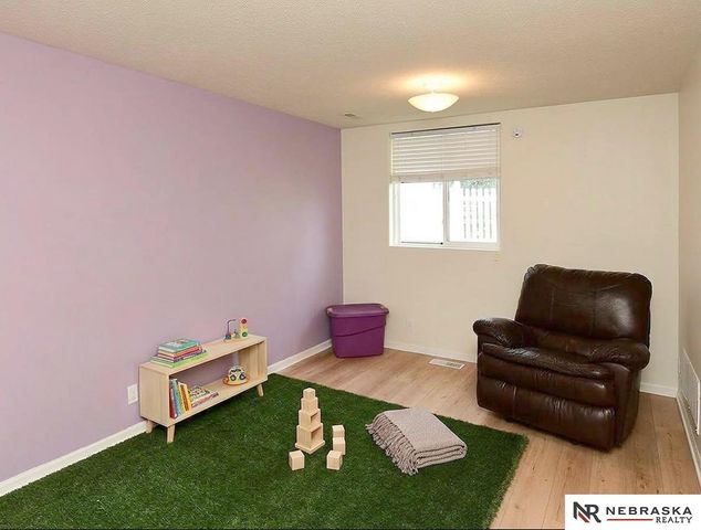 815 Edgewater Circle, Papillion, NE 68046