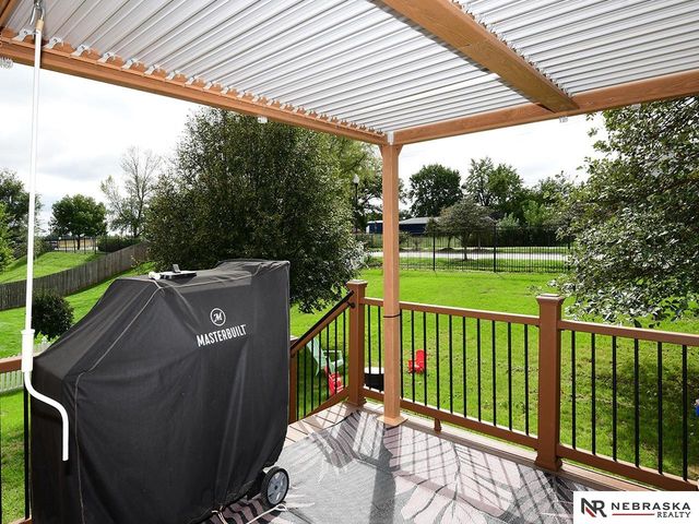 815 Edgewater Circle, Papillion, NE 68046