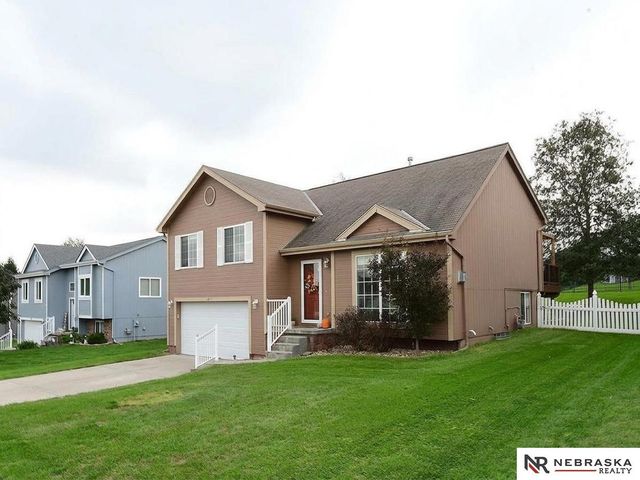 815 Edgewater Circle, Papillion, NE 68046