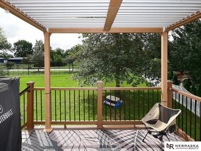 815 Edgewater Circle, Papillion, NE 68046