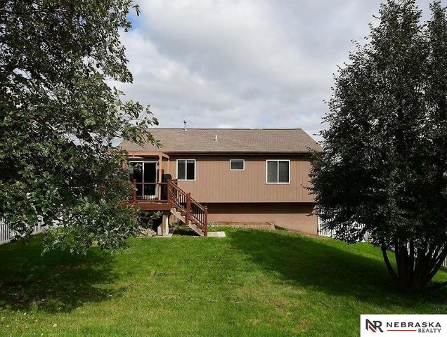 815 Edgewater Circle, Papillion, NE 68046