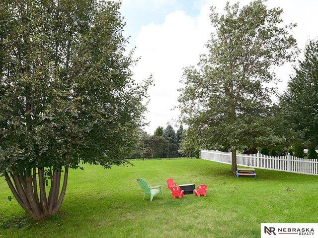815 Edgewater Circle, Papillion, NE 68046